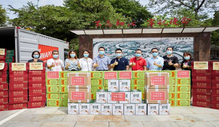 红八方集团积极响应核酸检测志愿者号召，再次捐赠防暑物资助力大石街道疫情防控